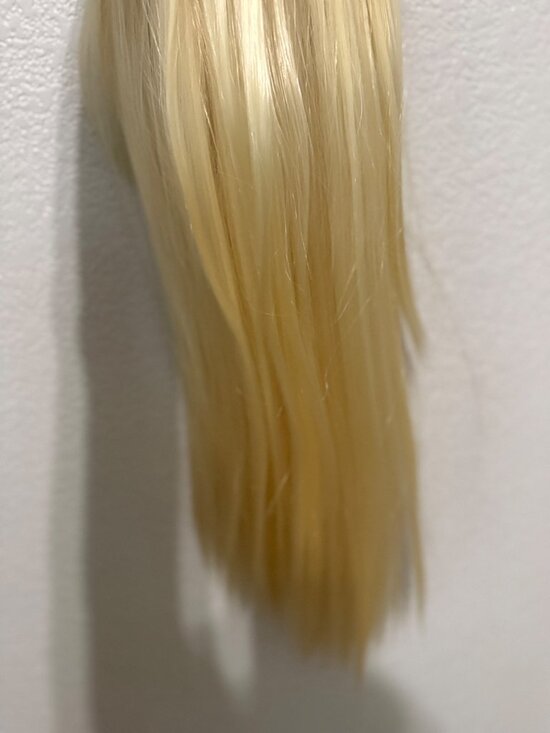NEW 32 inch  blonde glueless wig - Picture 4 of 7